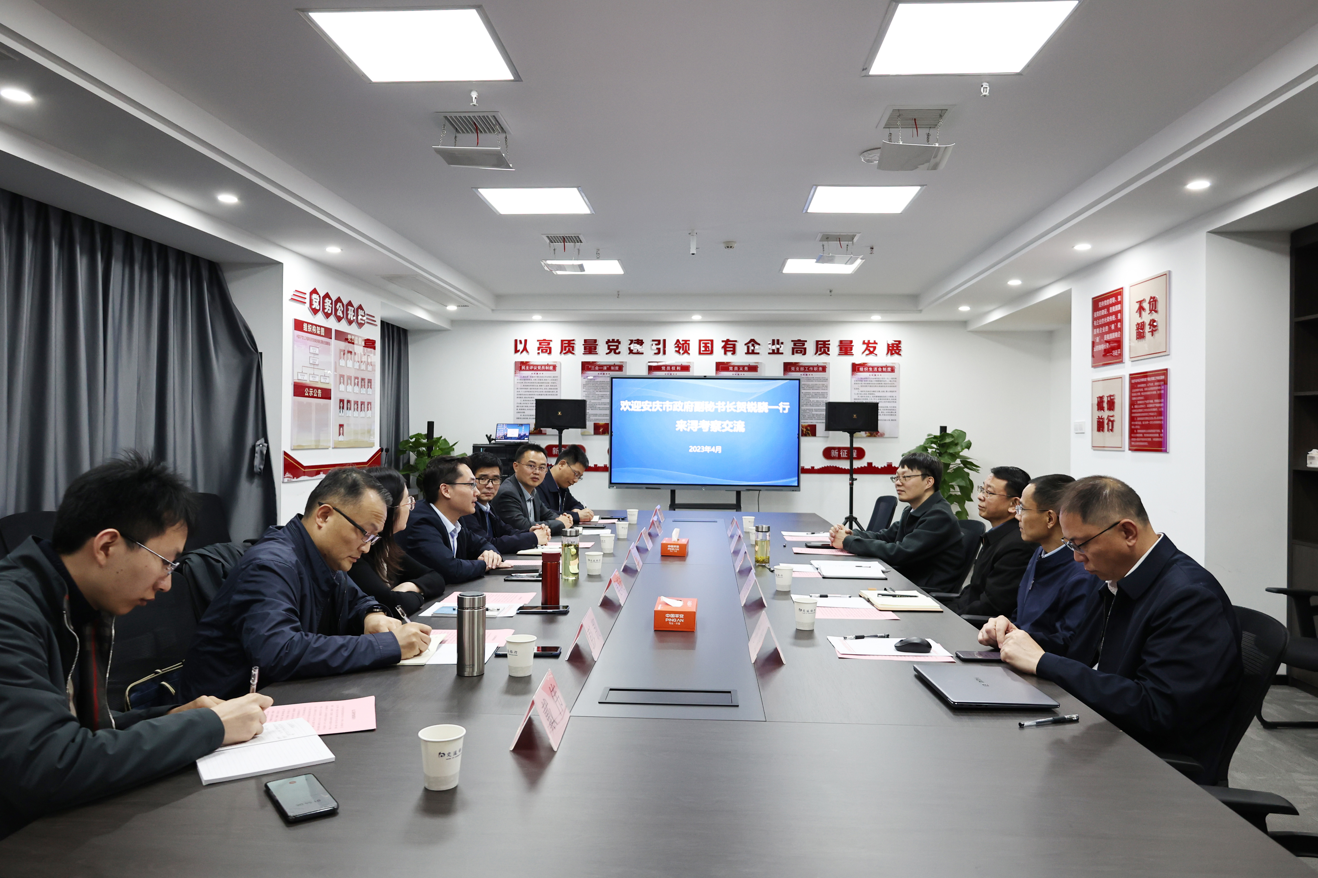 安慶市政府副秘書長賀銳驍帶隊(duì)到市國控集團(tuán)考察交流